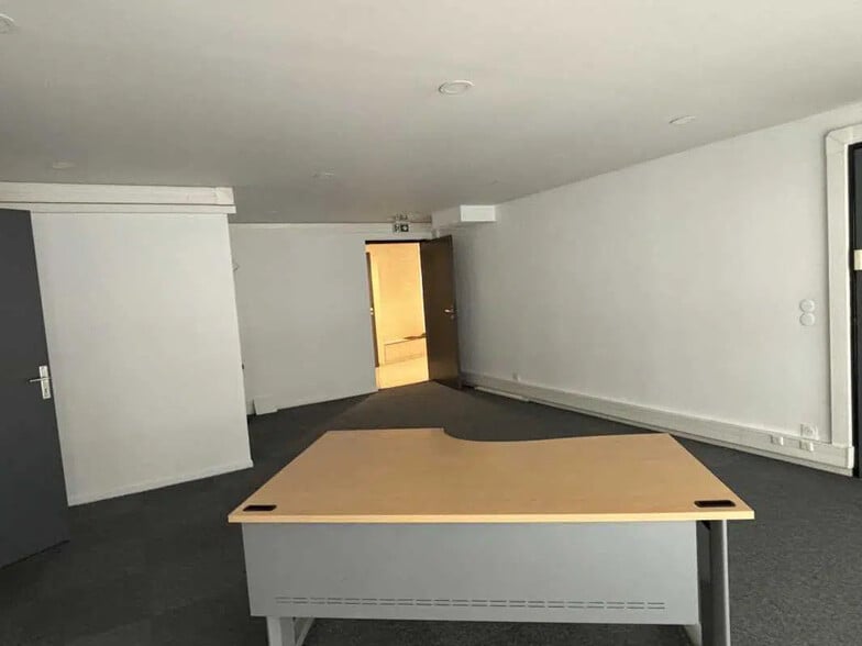 Office in Bordeaux for lease - Interior Photo - Image 2 of 5