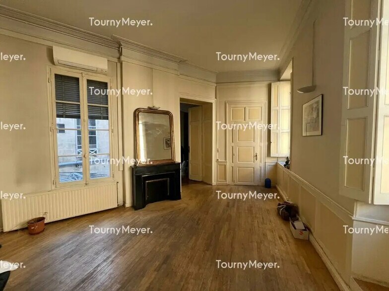 Office in Bordeaux for lease - Interior Photo - Image 1 of 6