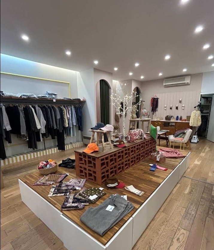 Retail in Marseille for lease Interior Photo- Image 1 of 4