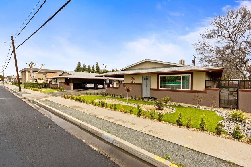 3012-3028 N Fruit Ave, Fresno, CA for sale - Building Photo - Image 2 of 10