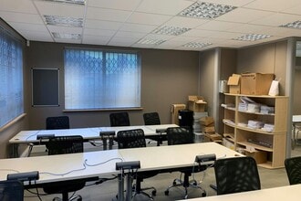 Cores End Rd, Bourne End for lease Interior Photo- Image 2 of 5