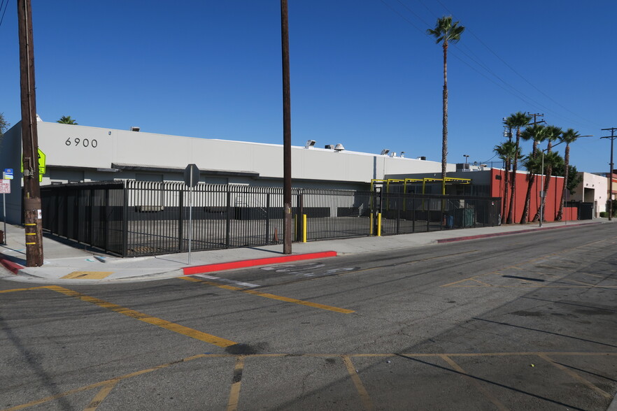 2100 Saturn Ave, Huntington Park, CA for lease - Building Photo - Image 2 of 7