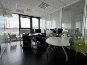 Office in Guyancourt for lease Interior Photo- Image 2 of 5