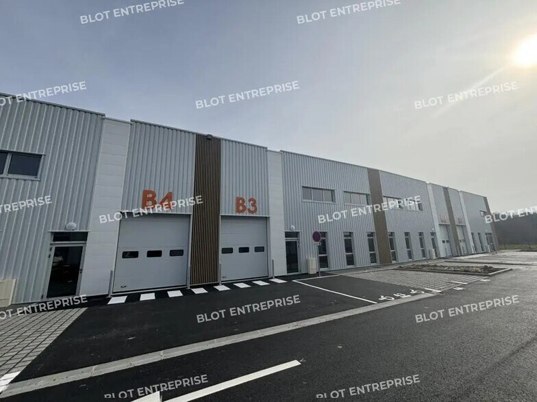 Flex in Treillières for sale - Building Photo - Image 2 of 3