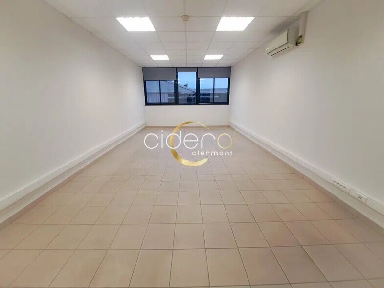 Office in Romagnat for lease - Interior Photo - Image 2 of 6