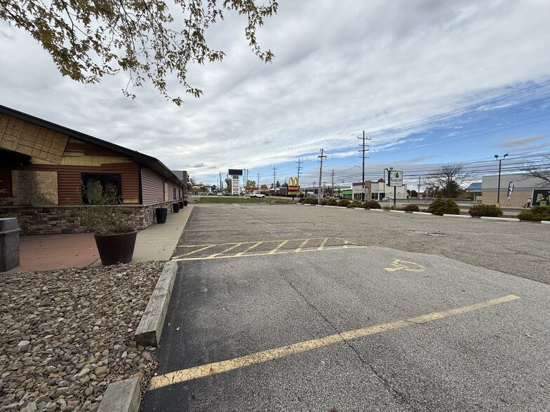 15585 W High St, Middlefield, OH for lease - Building Photo - Image 2 of 6