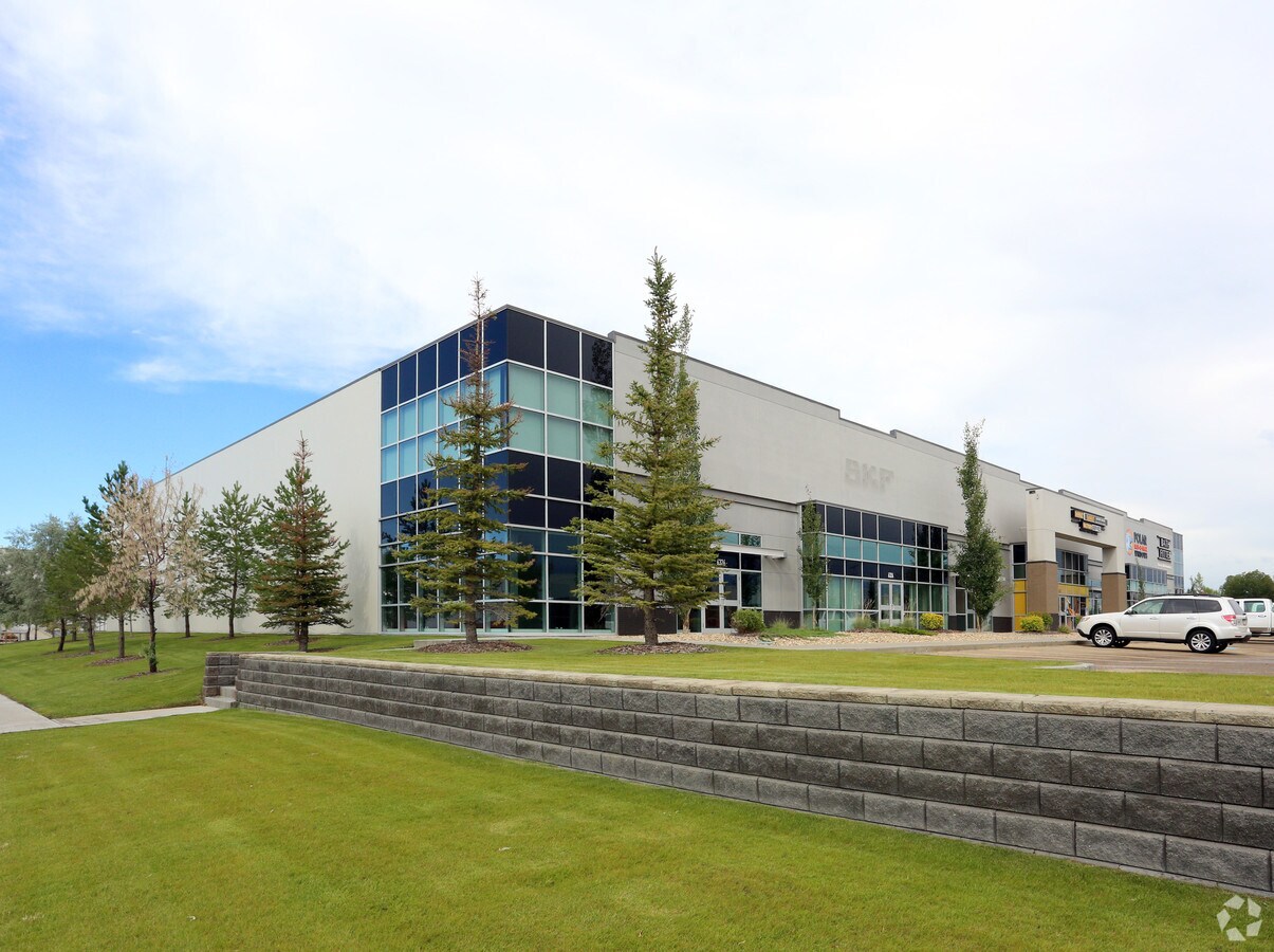 63046330 Roper Rd NW, Edmonton, AB T6B 3P9