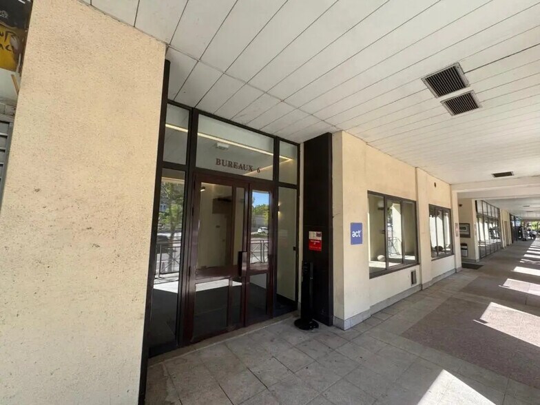 Office in Versailles for lease - Lobby - Image 2 of 18