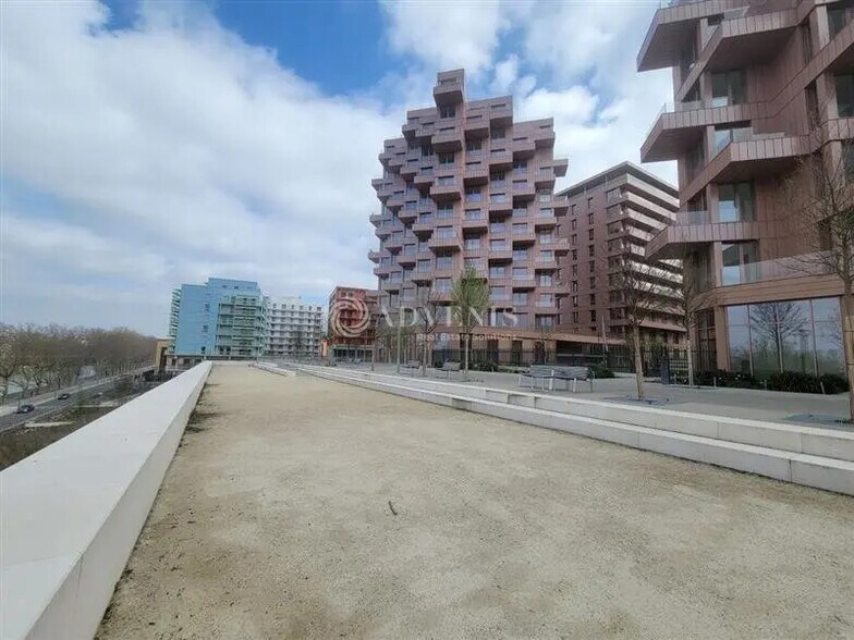 Retail in Saint-Ouen-sur-Seine for lease - Building Photo - Image 2 of 7