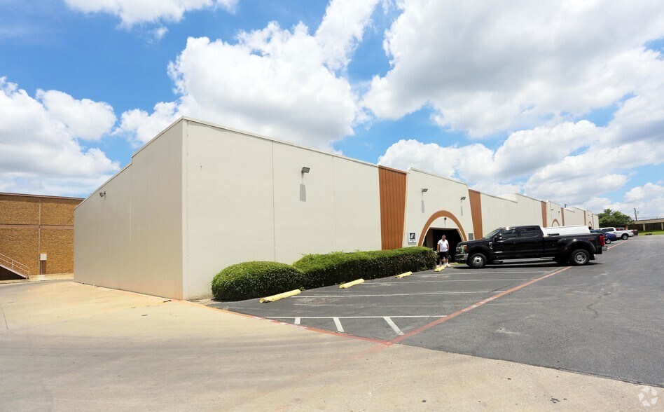 10907 Shady Trl, Dallas, TX for sale - Building Photo - Image 1 of 1