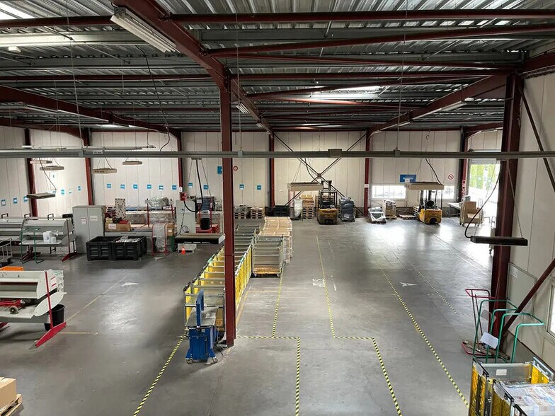 Flex in Marseille for lease - Interior Photo - Image 1 of 13