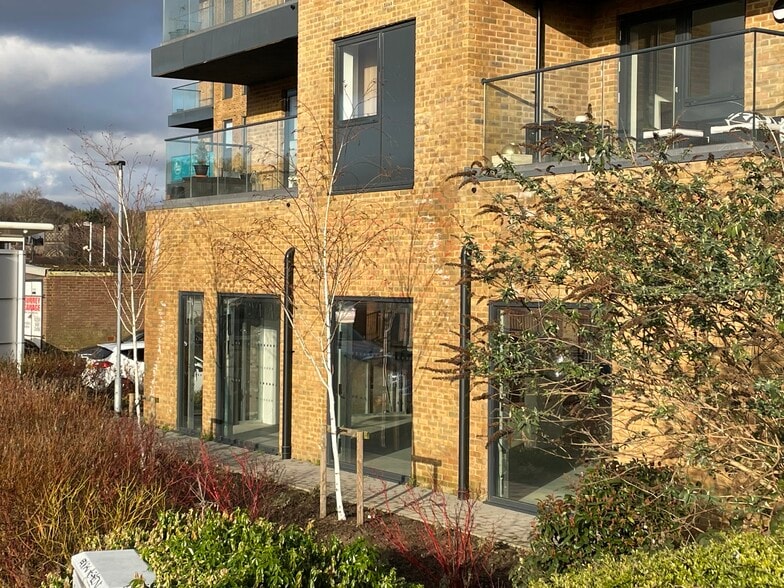 9 Leaden Hl, Coulsdon for sale - Building Photo - Image 2 of 5