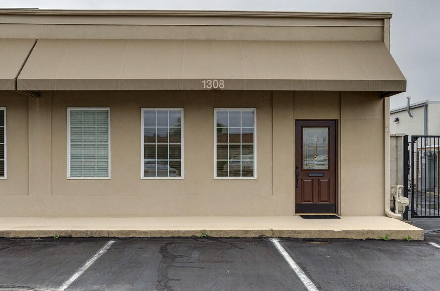 1308-10 Harrison Ln, Hurst, TX for sale - Building Photo - Image 1 of 1