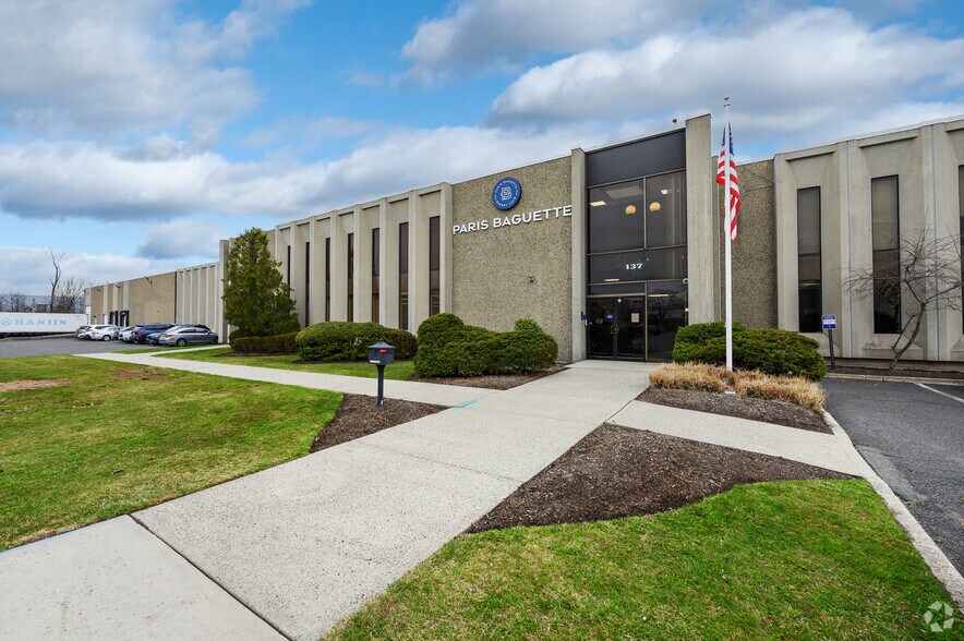 137-141 W Commercial Ave, Moonachie, NJ for lease - Building Photo - Image 1 of 10