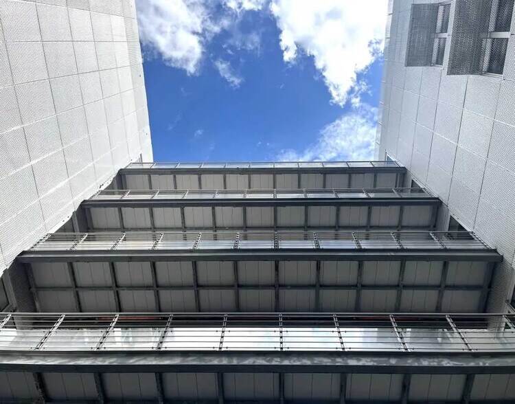 Office in Lyon for lease - Building Photo - Image 2 of 3