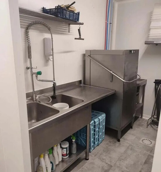 Flex in Rouen for lease - Interior Photo - Image 2 of 5