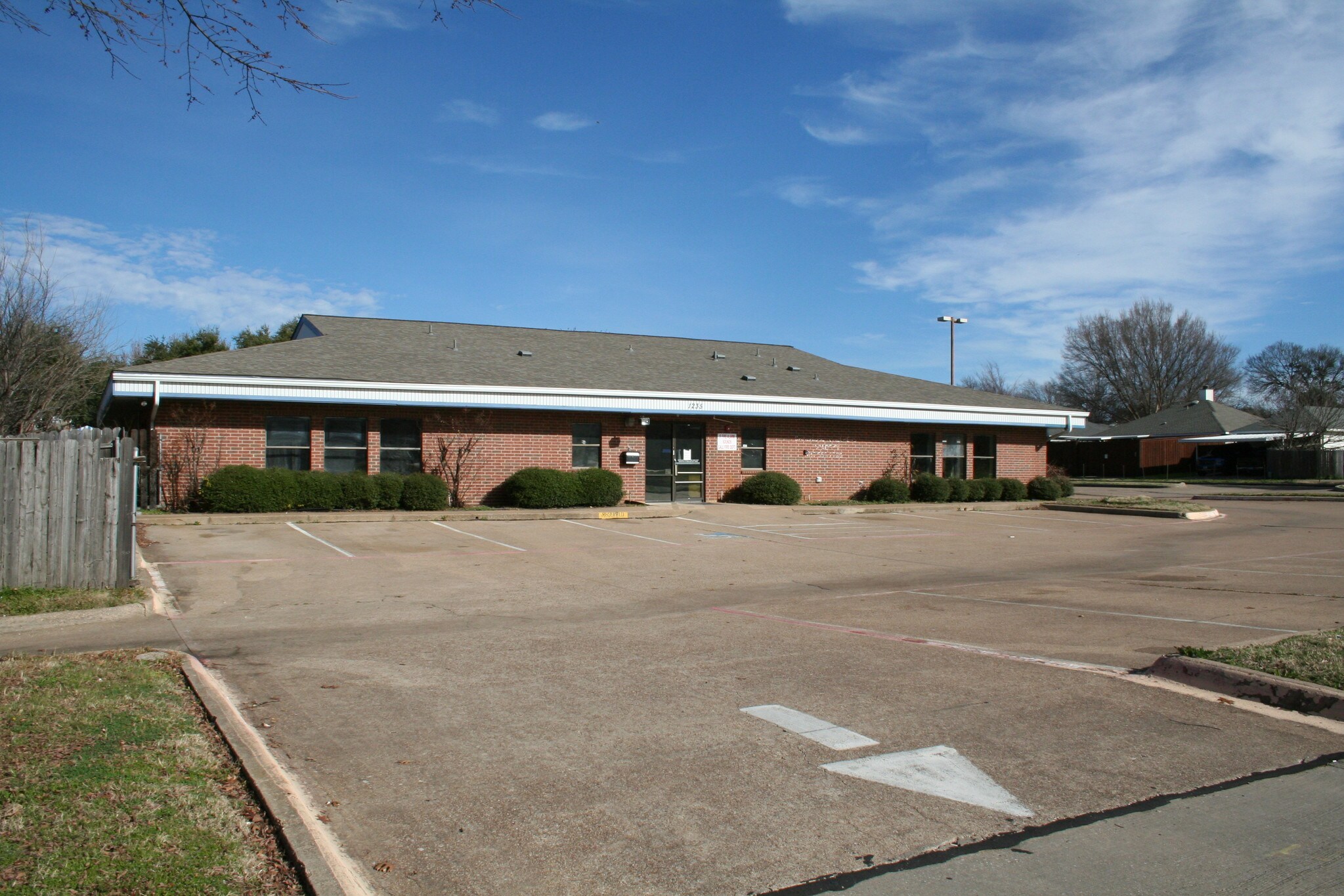 1235 W Sublett Rd, Arlington, TX 76017