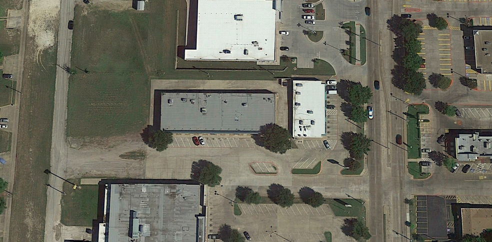 719 N Hampton Rd, DeSoto, TX for lease - Building Photo - Image 3 of 11