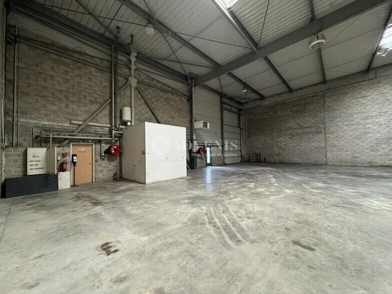 Flex in Goussainville for lease - Interior Photo - Image 2 of 11