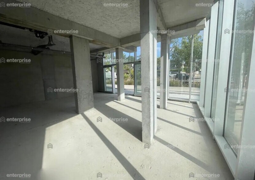 Retail in Amiens for lease - Building Photo - Image 2 of 8