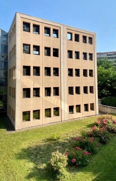 31 Place Jules Grandclément, Villeurbanne for sale - Building Photo - Image 2 of 7