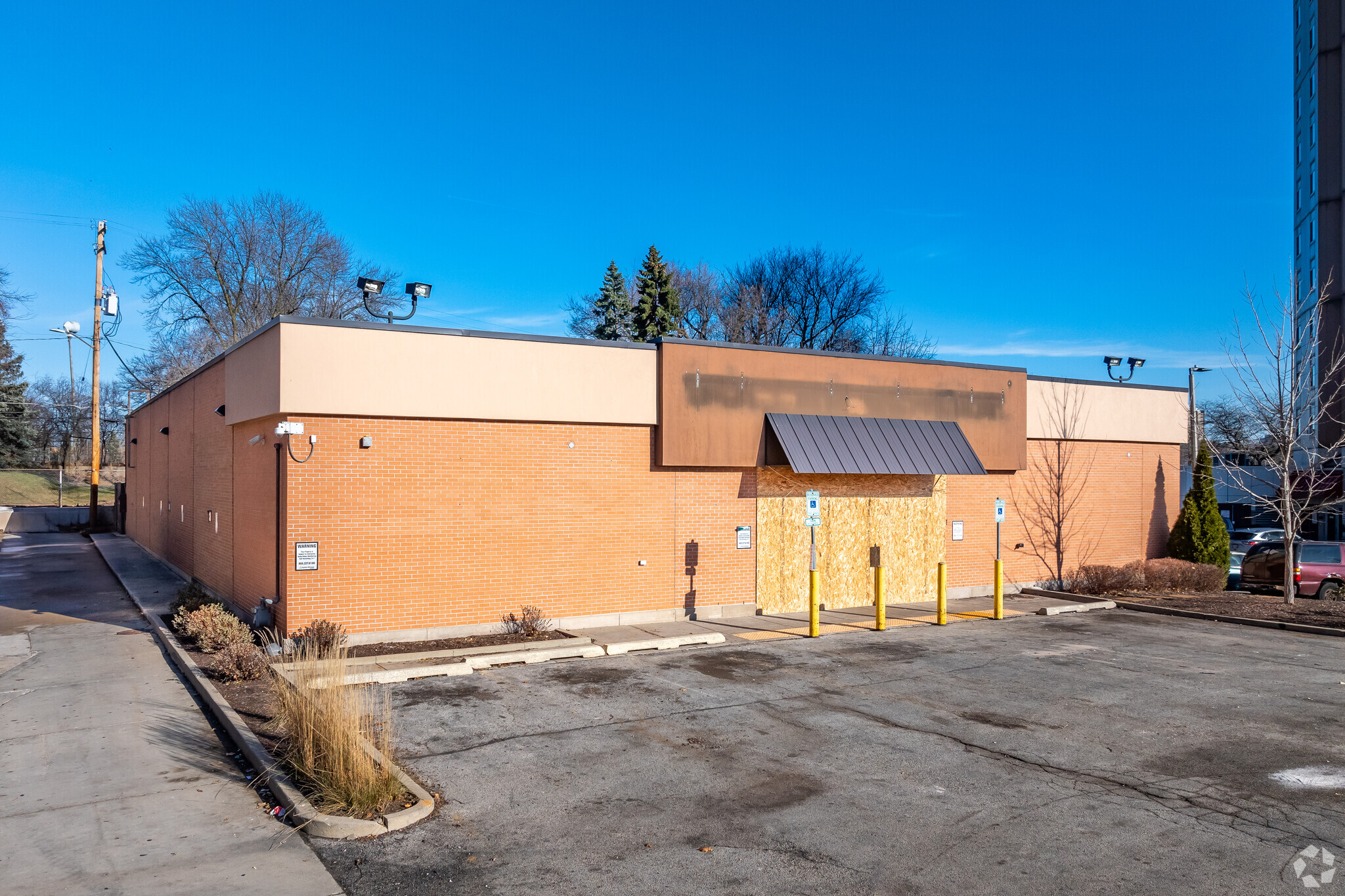 1300 E Locust St, Milwaukee, WI for lease Building Photo- Image 1 of 17