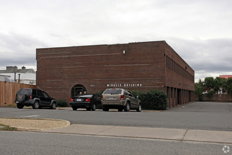 7011 Calamo St, Springfield, VA for lease - Building Photo - Image 2 of 2