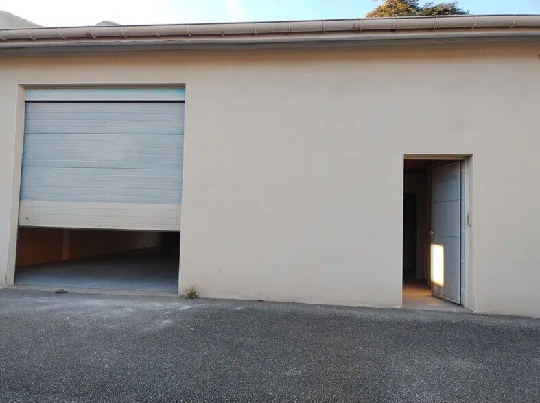 Office in La Terrasse for lease - Building Photo - Image 3 of 6