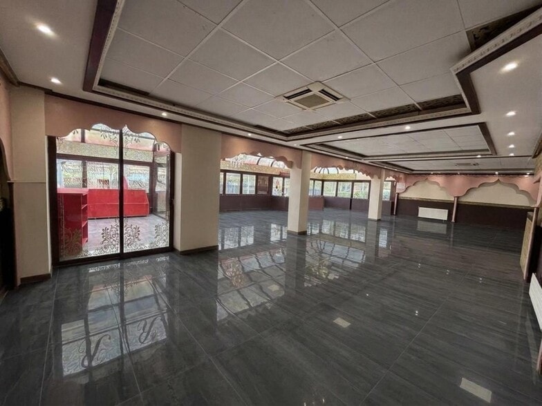 Retail in Creteil for lease - Interior Photo - Image 2 of 4