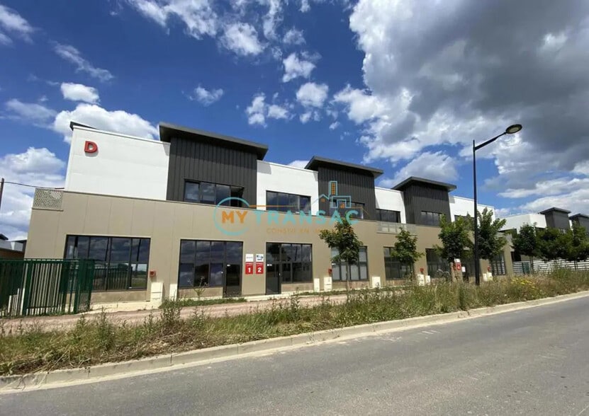 Flex in Saint-Pierre-du-Perray for sale - Building Photo - Image 1 of 14