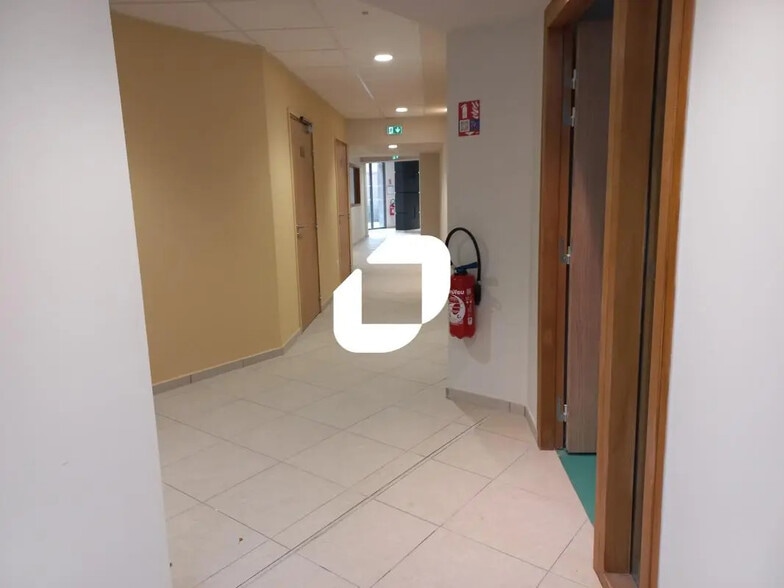 Office in Roubaix for lease - Building Photo - Image 3 of 13