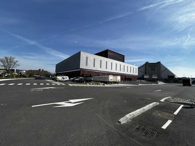 Flex in Lyon for lease - Building Photo - Image 3 of 42