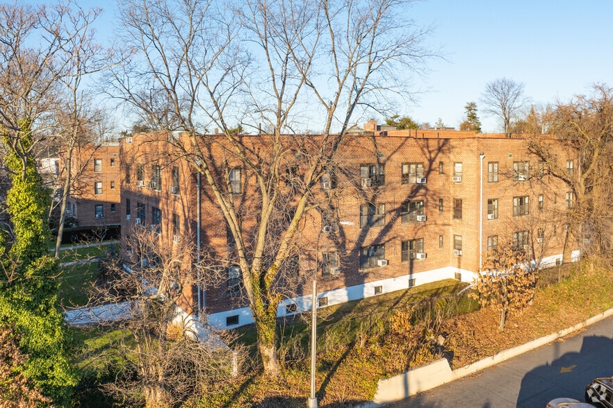 15 Canterbury Rd, Great Neck, NY for sale - Primary Photo - Image 1 of 1
