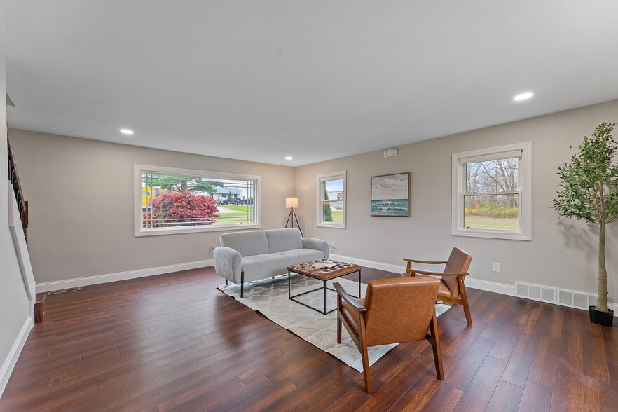 784 McClurg Rd, Youngstown, OH for sale - Interior Photo - Image 3 of 26