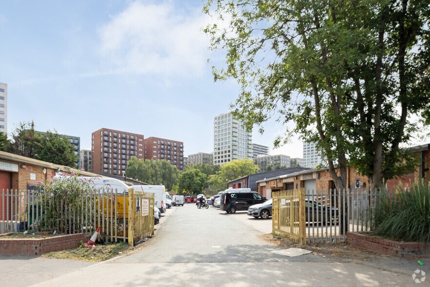 22-28 Bradfield Rd, London for lease - Building Photo - Image 2 of 3