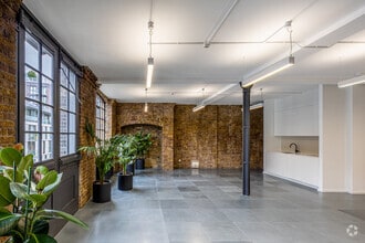 14 Gowers Walk, London for lease Interior Photo- Image 2 of 7
