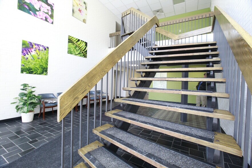 1550 Old Henderson Rd, Columbus, OH 43220 The 1550 Bldg