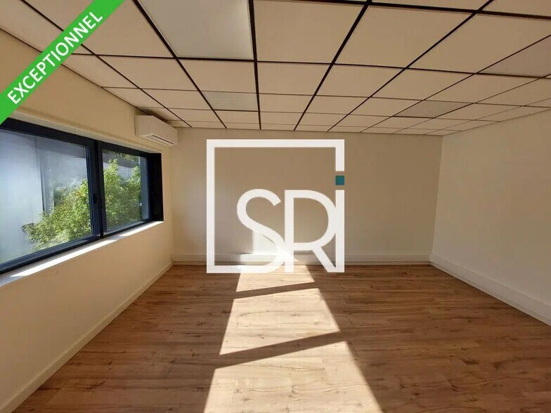 Office in Thiers for lease - Interior Photo - Image 3 of 22