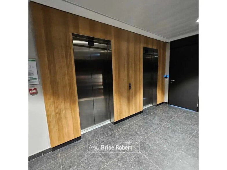 Office in Villeurbanne for lease - Building Photo - Image 2 of 14