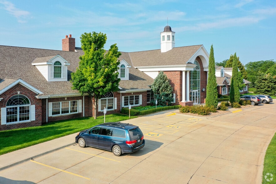 3401 Village Dr, Lincoln, NE for lease - Primary Photo - Image 1 of 7