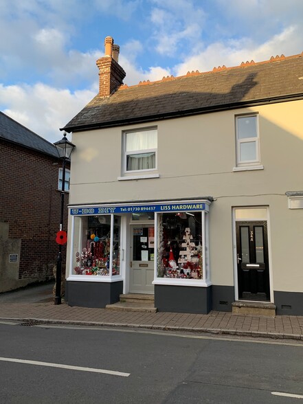 34-36 Station Rd, Liss for lease - Building Photo - Image 2 of 3