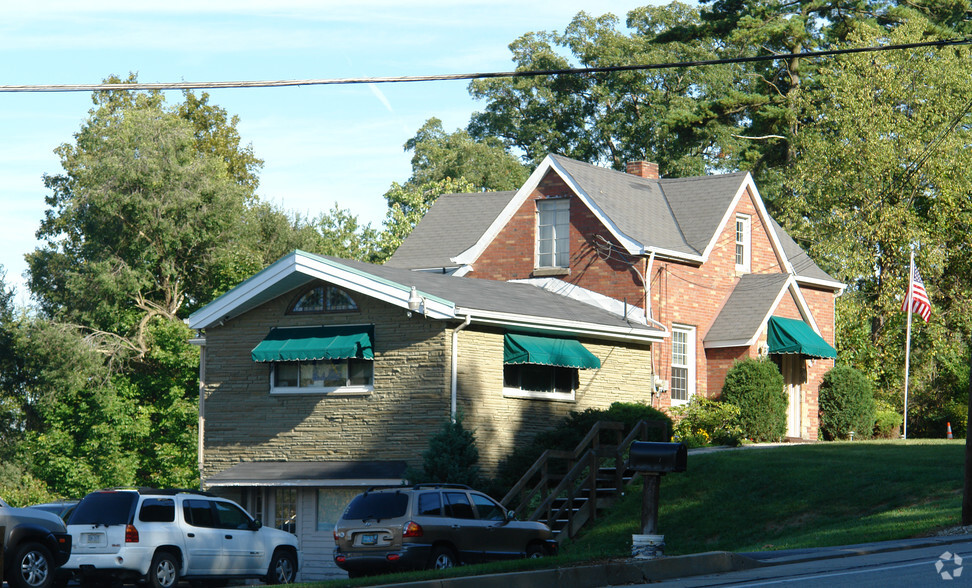 9758 Perry Hwy, Wexford, PA for lease - Primary Photo - Image 1 of 3