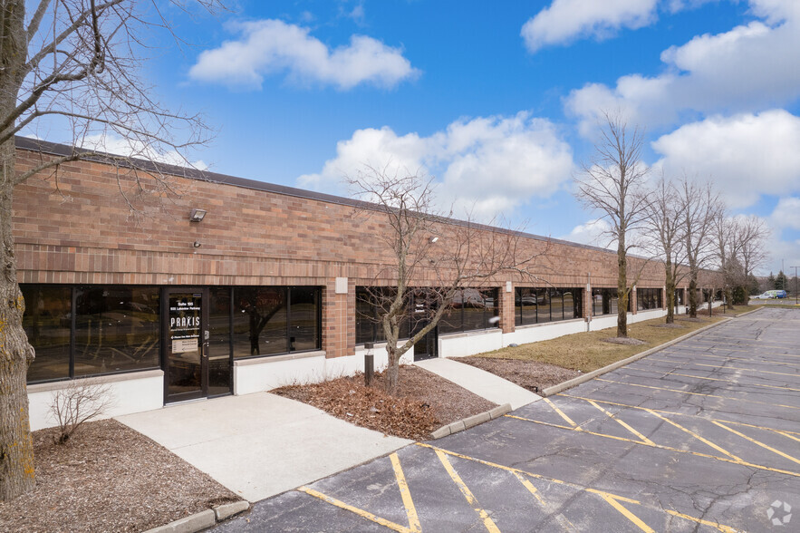 935 Lakeview Pky, Vernon Hills, IL for lease - Building Photo - Image 1 of 19