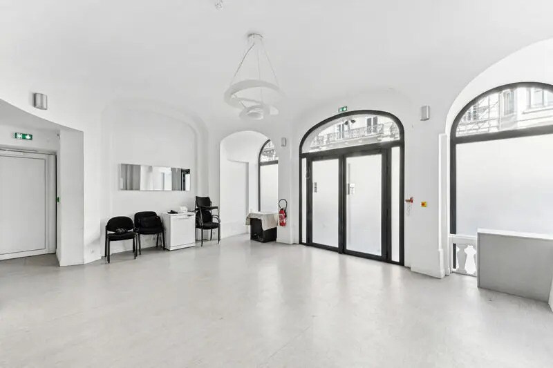 Office in Paris for lease Interior Photo- Image 1 of 16