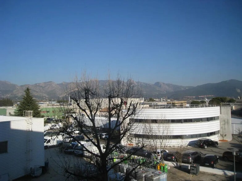 Office in Aubagne for lease - Building Photo - Image 3 of 7