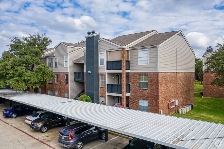 1802 Wimbledon Oaks Ln, Arlington, TX 76017