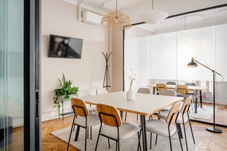 Coworking Space in Paris for lease Interior Photo- Image 1 of 8