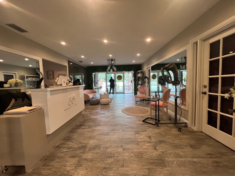 16921 NE 6th Ave, North Miami Beach, FL for sale - Interior Photo - Image 2 of 24