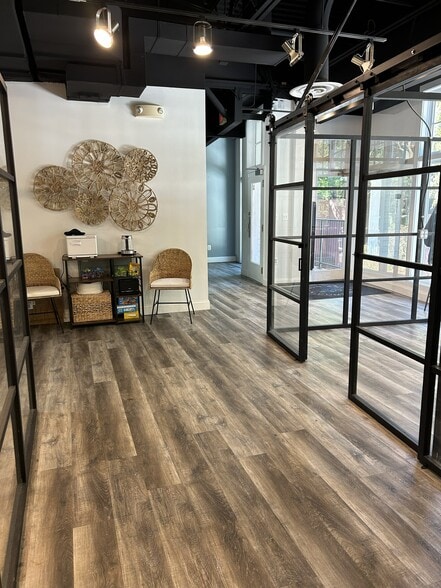 111 Church St NW, Vienna, VA for lease - Building Photo - Image 3 of 9