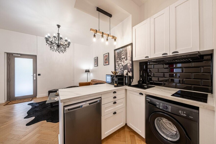 Flex in Paris for sale - Building Photo - Image 3 of 7